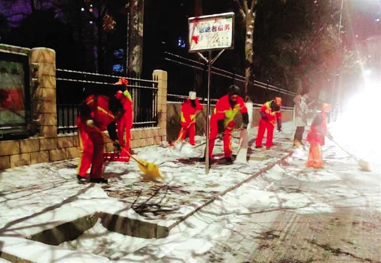 蘭州西固區(qū)環(huán)衛(wèi)部門(mén)連夜加班清理積雪