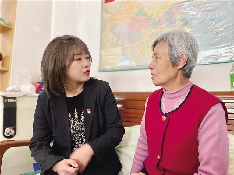 敦煌路街道任家莊街東社區(qū)黨委書記、居委會(huì)主任譚莉：我們必須成為老百姓?qǐng)?jiān)強(qiáng)的后盾