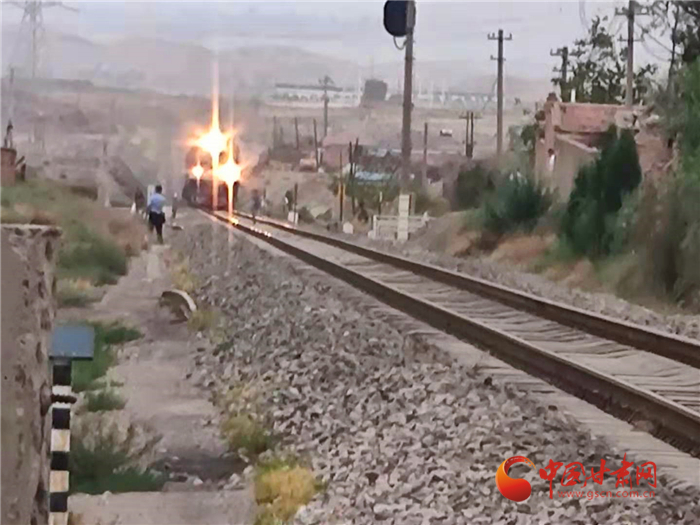 驚險(xiǎn)！火車來(lái)臨小男孩鐵路上玩耍 蘭鐵民警飛奔將其救下