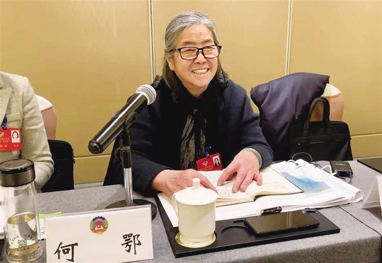 【委員風(fēng)采】“明星委員”何鄂的三個(gè)“幸?！?>
        </a><em>【委員風(fēng)采】“明星委員”何鄂的三個(gè)“幸?！?/em></li>
    <li><a  target=