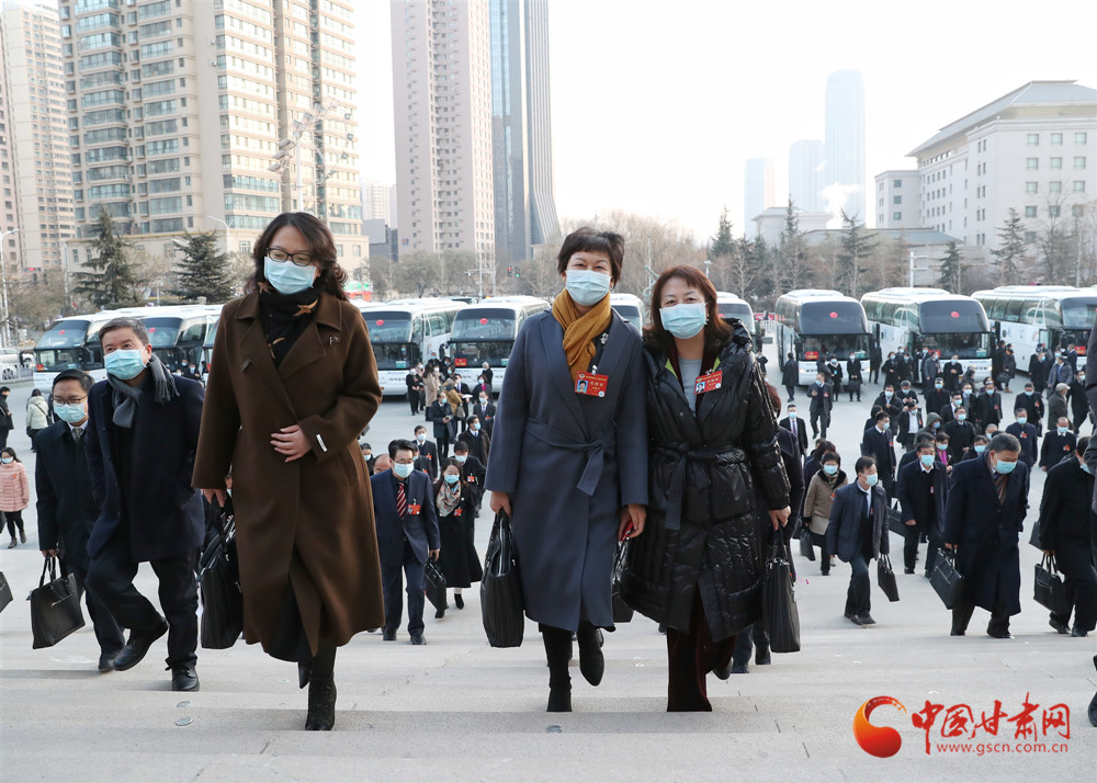 【聚焦2022甘肅兩會(huì)】政協(xié)甘肅省十二屆五次會(huì)議今日開(kāi)幕 委員們信心滿(mǎn)滿(mǎn)步入會(huì)場(chǎng)