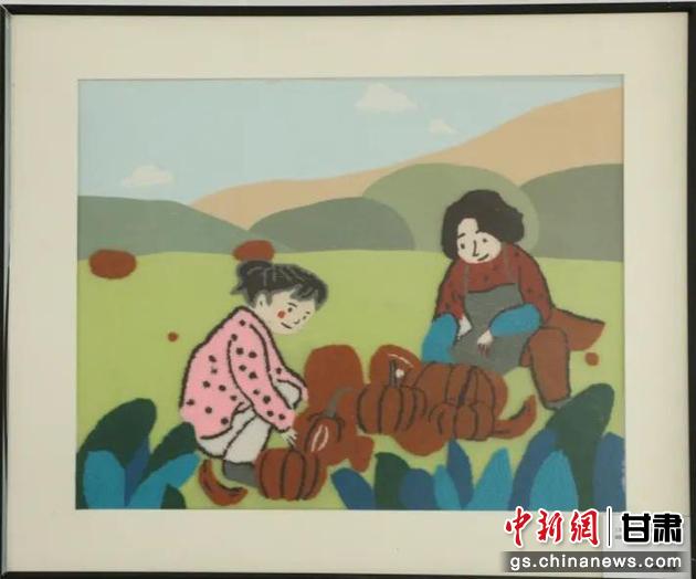 嘉峪關(guān)市新城鎮(zhèn)新城村農(nóng)業(yè)產(chǎn)業(yè)園區(qū)內(nèi)，母女兩人在摘南瓜。刺繡 馬艾米乃 繡稿 敬紅霞