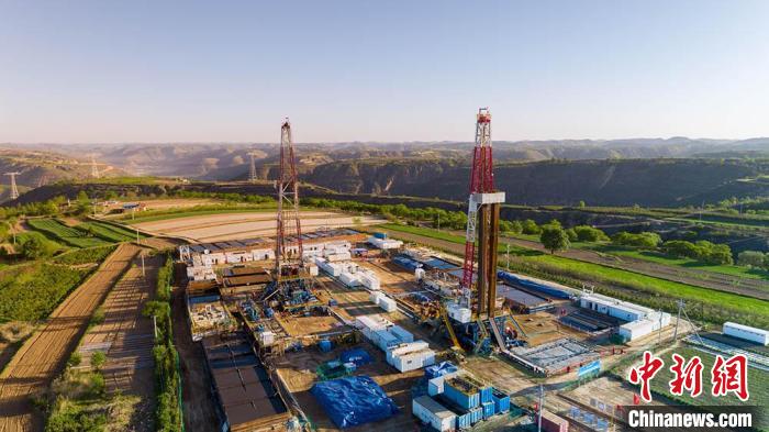 圖為中石油長(zhǎng)慶油田慶陽(yáng)華H60雙機(jī)組鉆井現(xiàn)場(chǎng)。(資料圖) 慶陽(yáng)市委宣傳部供圖