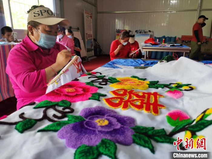 圖為婦女制作青繡。　張?zhí)砀?攝