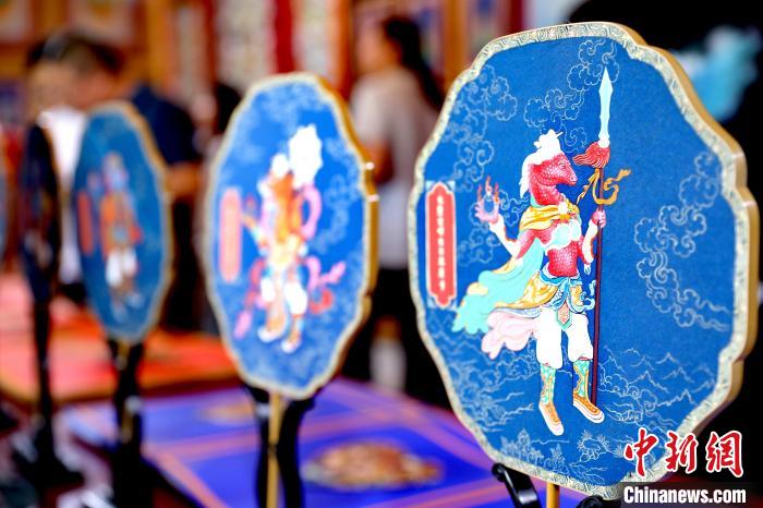 圖為唐卡延伸產(chǎn)品?！⊙Φ?攝