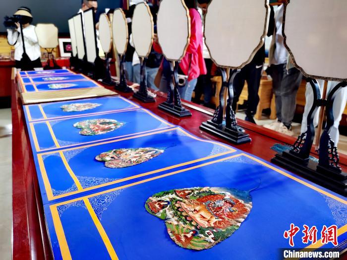 圖為唐卡延伸產(chǎn)品?！?zhí)砀?攝