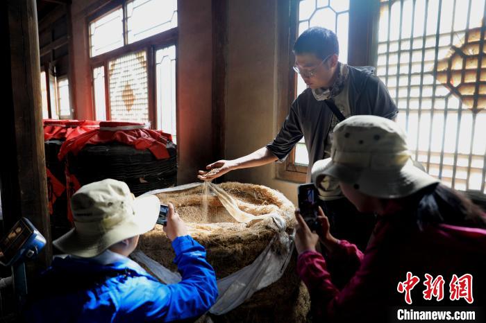 圖為青稞酒文化展示?！⊙Φ?攝