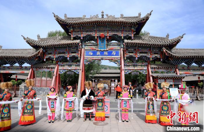 圖為身穿土族服飾的工作人員迎接訪客。　薛蒂 攝