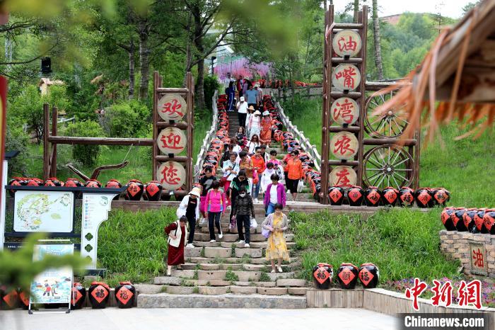 圖為油嘴灣生態(tài)文化景區(qū)的游客?！⊙Φ?攝