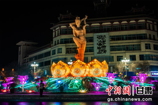 2024年春節(jié)期間，敦煌市中心盤旋路上的反彈琵琶燈組。王斌銀 攝