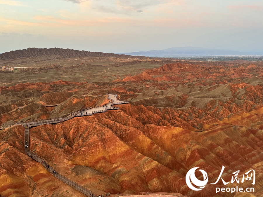 日落時(shí)分，余暉與丹霞交相輝映。人民網(wǎng)記者 徐冬兒攝