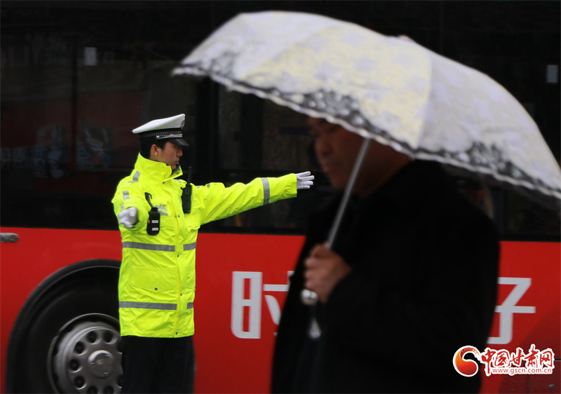 蘭州交警雨中執(zhí)勤護(hù)平安