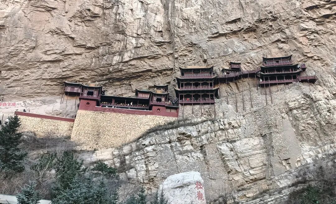 央視曝光懸空寺景區(qū)亂象：門(mén)票售罄后還能加價(jià)代買(mǎi)、黑車(chē)攬客到落石區(qū)拍照…當(dāng)?shù)鼗貞?yīng)